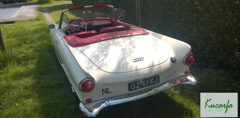 Auto Union 1000 Sp mit Instrumentenanzeige für Geschwindigkeit und  Wassertemperatur, rechts Belüftunsregler