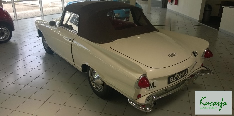 Auto Union 1000 Sp mit Instrumentenanzeige für Geschwindigkeit und  Wassertemperatur, rechts Belüftunsregler